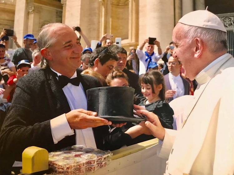 El Papa Francisco bendijo la galera del Mago sin dientes