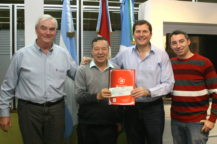 El Intendente Cravero entregó subsidio a Iglesia Evangélica Asamblea de Dios