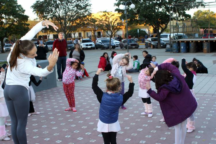 Talleres culturales intervinieron en la Plaza 25 de Mayo