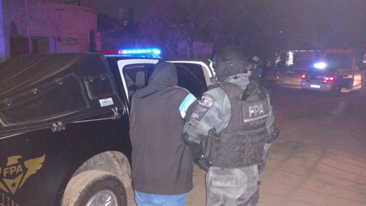 LLEVABA ENVOLTORIOS DE COCAÍNA EN SU ROPA INTERIOR PARA UNA FUTURA VENTA Y FUE DESCUBIERTA POR LA FPA