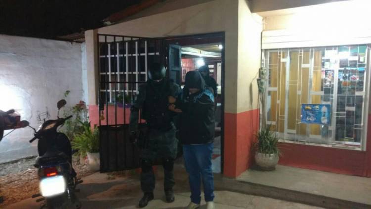 LLEVABA ENVOLTORIOS DE COCAÍNA EN SU ROPA INTERIOR PARA UNA FUTURA VENTA Y FUE DESCUBIERTA POR LA FPA