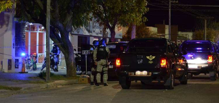 LLEVABA ENVOLTORIOS DE COCAÍNA EN SU ROPA INTERIOR PARA UNA FUTURA VENTA Y FUE DESCUBIERTA POR LA FPA