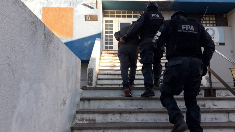 CAEN DOS REFERENTES NARCOS CON COCAÍNA, MARIHUANA, ARMA Y DINERO EN RÍO TERCERO