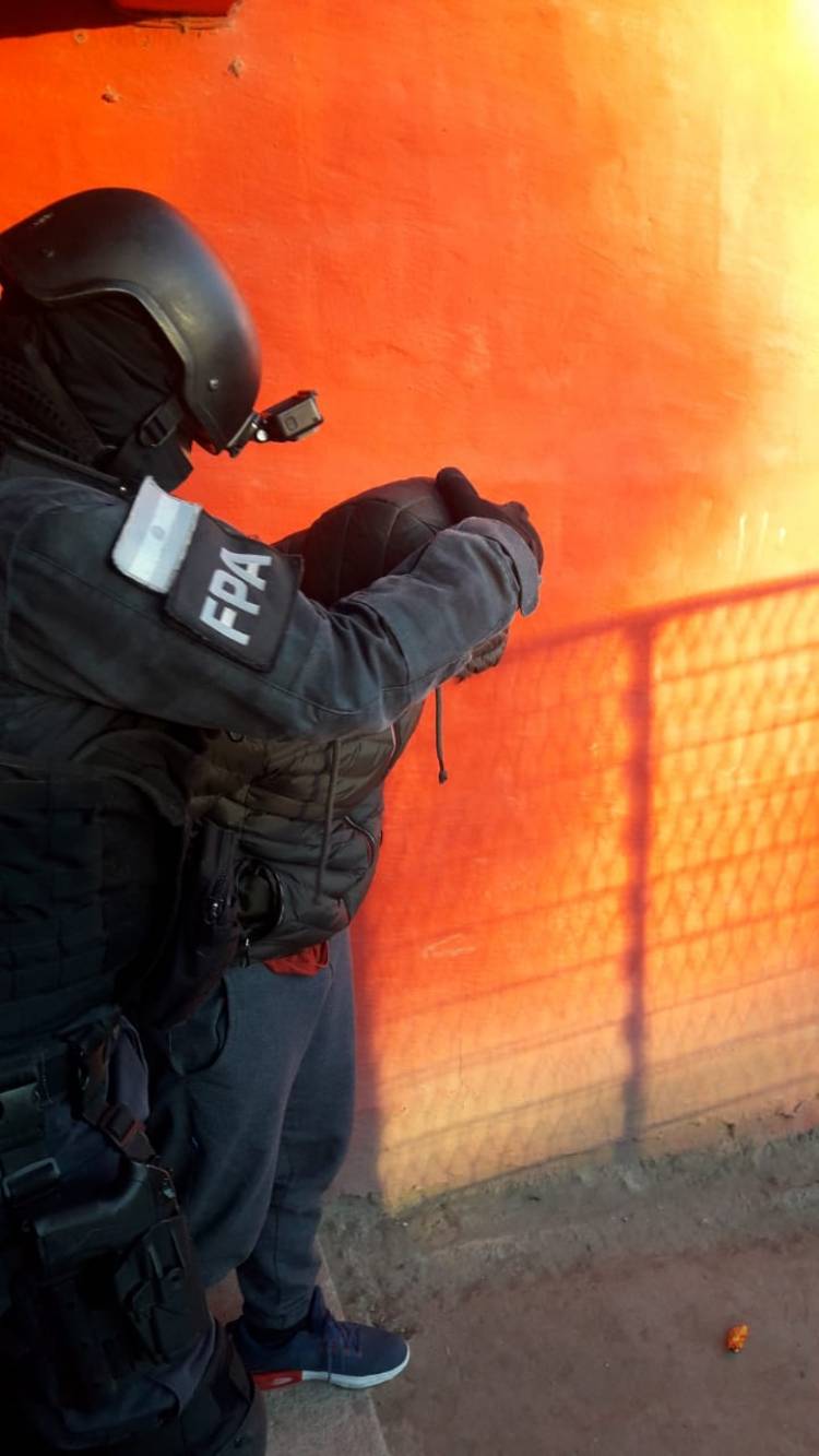 CAEN DOS REFERENTES NARCOS CON COCAÍNA, MARIHUANA, ARMA Y DINERO EN RÍO TERCERO