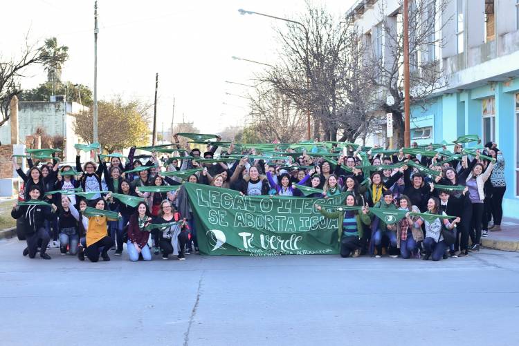 Se realizo la 1era Charla Informativa - Aborto Legal., el pasado Domingo en el bar “Club Social”  