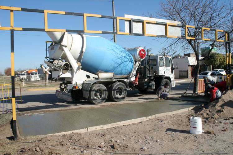 Reparación del ingreso en estacionamiento al Parque Romero