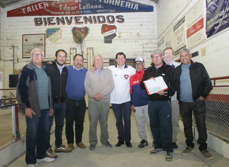 El Intendente Cravero entregó subsidio a sub comisión de bochas del 24 