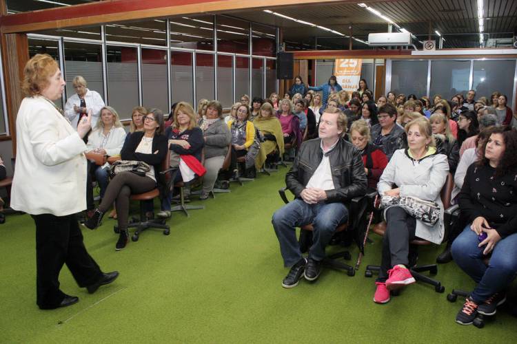 Amplia convocatoria en la disertación de “Cómo superar la baja autoestima a través de la escritura”