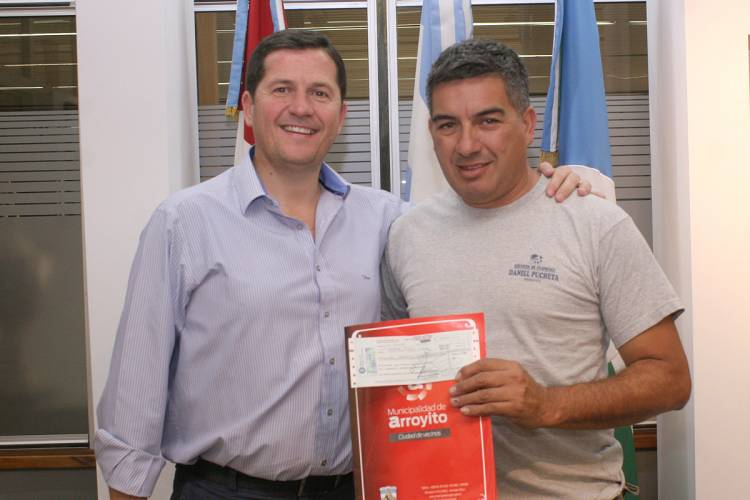 El Intendente entregó subsidio al Ctro. Tradicionalista Atahualpa Yupanqui 