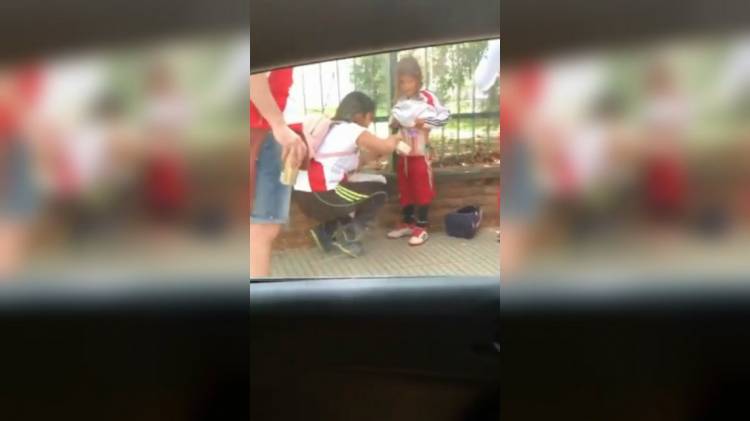 La mujer que le pegó bengalas a su hijo antes de la Superfinal podría ir a prisión entre 2 y 8 años
