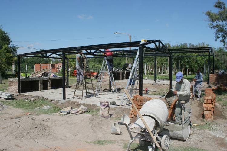 IMPORTANTES OBRAS: EL MUNICIPIO TRABAJA INTENSAMENTE EN LA ZONA DEL BALNEARIO MUNICIPAL