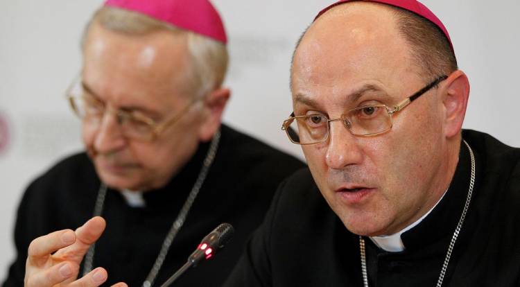 Iglesia en Polonia revela que 382 curas abusaron de niños