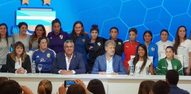 Es oficial: se profesionaliza el fútbol femenino