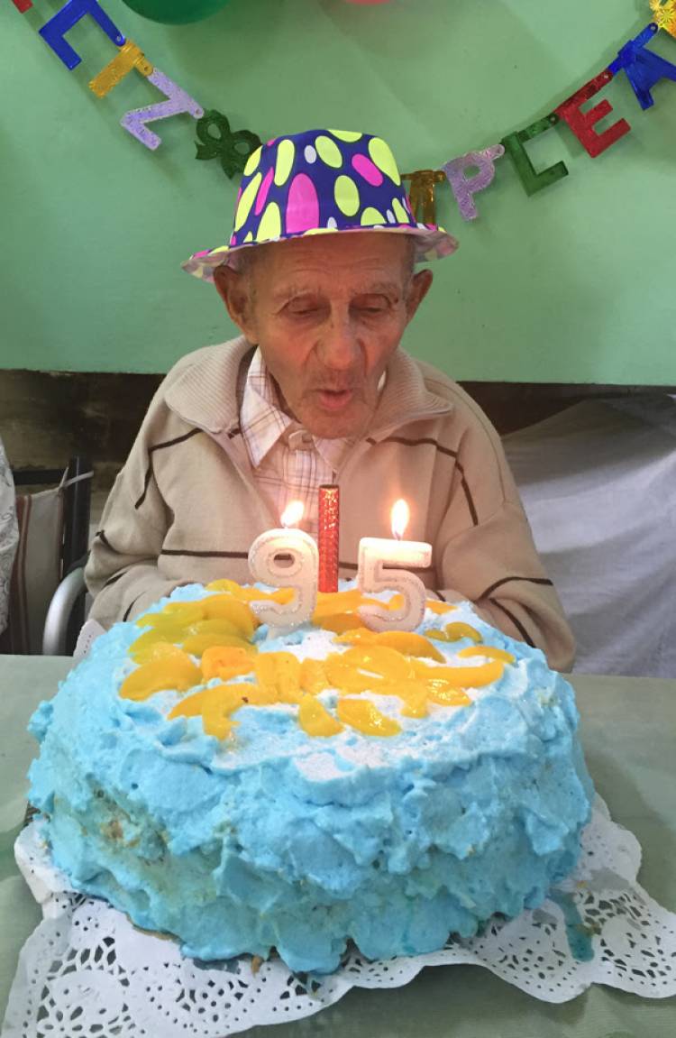 En el Hogar Juan XXIII, se festejó los 95 años de Raúl Frontera