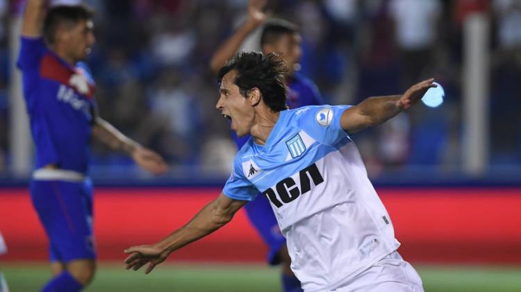 La gloria pasa de nuevo por Avellaneda RACING CAMPEON !
