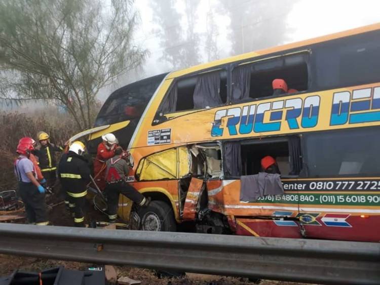 Choque y vuelco en La Francia: un muerto y 22 heridos