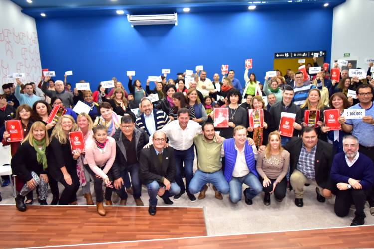 El Municipio de Arroyito entregó $5.400.000,00 en  subsidios y  becas a Escuelas e Instituciones intermedias