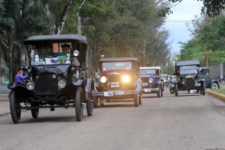 Arroyito tuvo el 2° Encuentro de Autos Antiguos