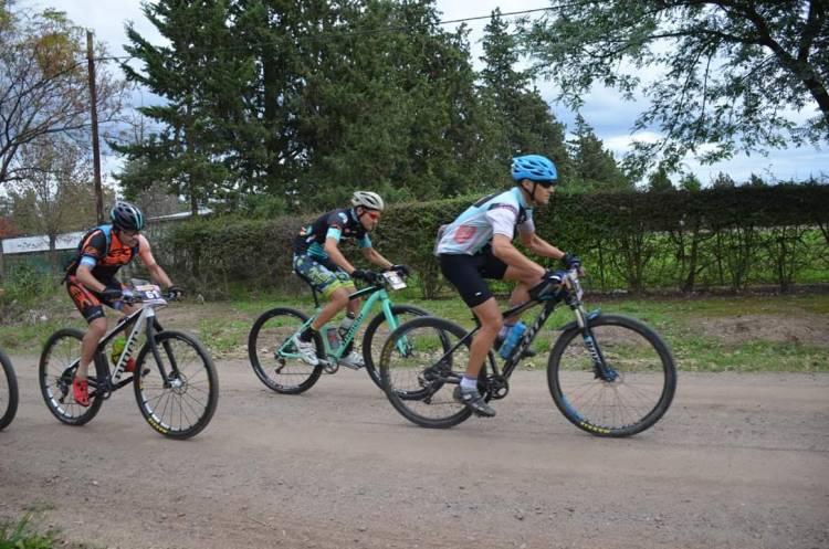 Ciclistas de Arroyito en la Doble San Francisco Miramar y en competencias Provinciales