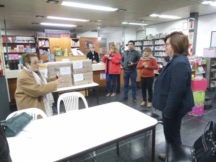 Entrega de donación de libros por la legisladora Graciela Brarda.