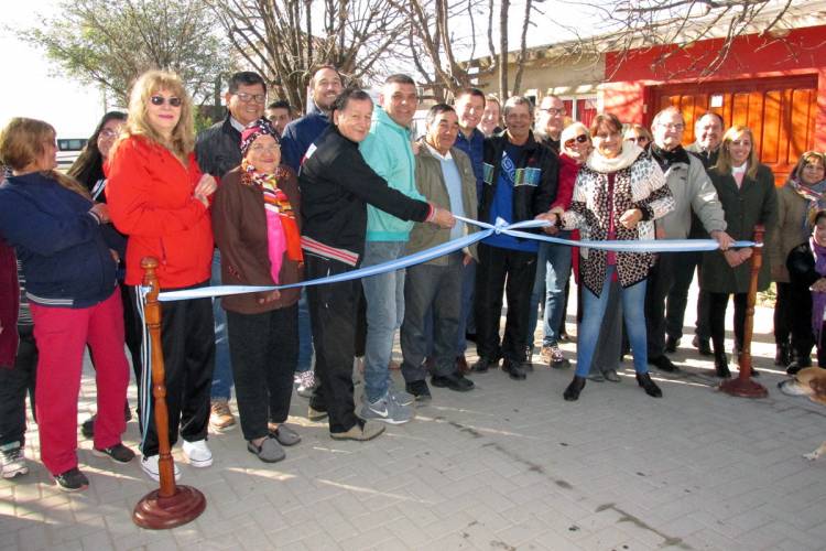 SE INAUGURÓ LA OBRA DEL ADOQUINADO EN CALLE QUINTELA DEL BARRIO IPV