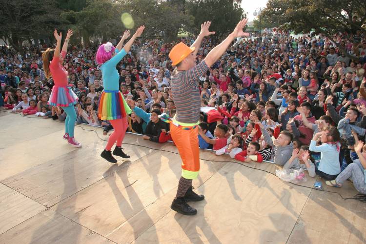 Multitudinaria fiesta del Día del Niño en Arroyito