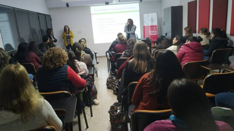 Charla Día Naranja en el Nivel Superior Escuela Dr. Dalmacio Vélez Sarsfield