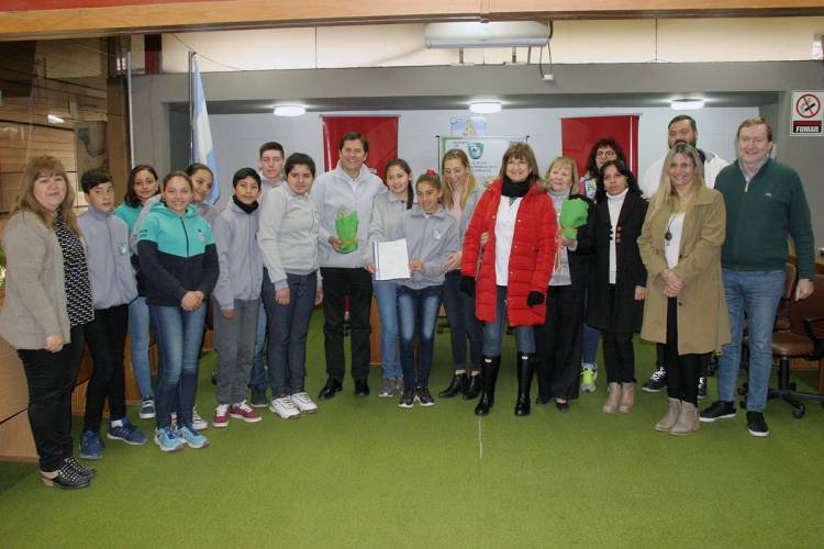 El Intendente recibió a alumnos de la escuela El Descanso que presentaron Proyecto