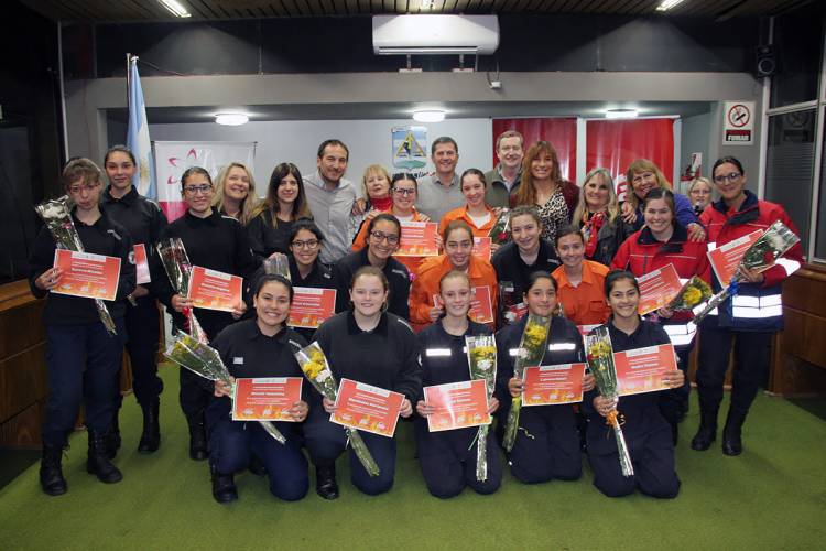 La Municipalidad reconoció a mujeres Bomberos