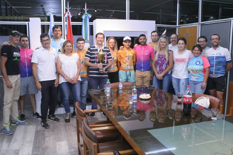 Ciclistas entregan trofeo al intendente proveniente de los Suqui Bike