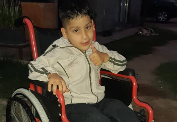 Importante acción: Una silla de ruedas para Kevin