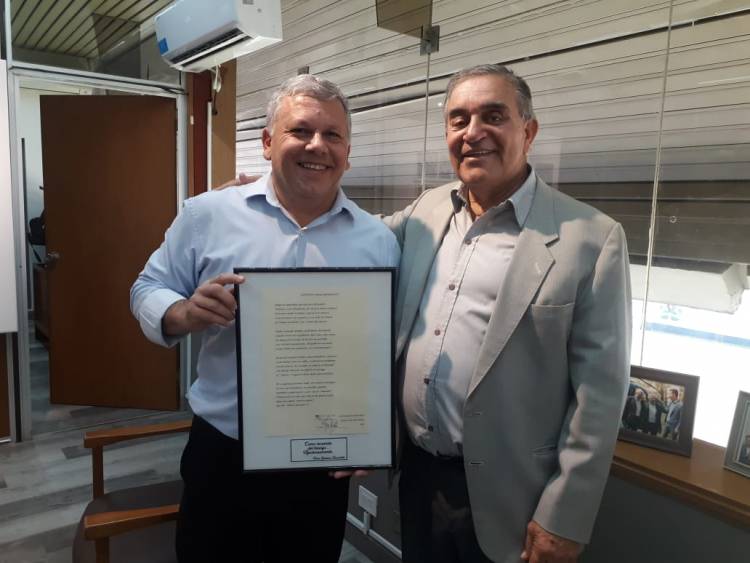 Reconocimiento del escritor Juan José Oliva Olmos al Intendente Gustavo Benedetti