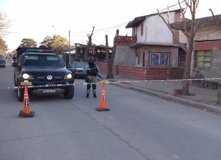 VENDÍAN ESTUPEFACIENTES EN UN BALDÍO DE ARROYITO. DOS DETENIDOS