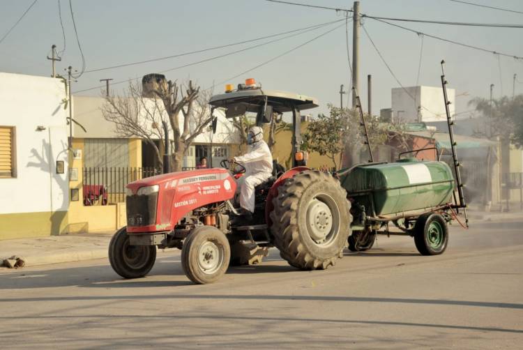 SANITIZACIÓN CON AGUA Y CLORO EN LAS CALLES DE LA CIUDAD