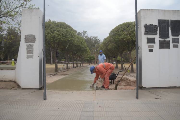 TRABAJOS EN EL CEMENTERIO MUNICIPAL: SE REALIZA UN NUEVO PISO EN EL ACCESO Y OTRAS MEJORAS