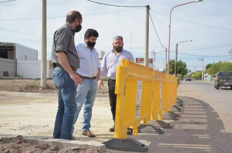 YA SE COMPLETÓ LA PAVIMENTACIÓN SOBRE LA CALLE ALBERDI: EL INTENDENTE GUSTAVO BENEDETTI VISITÓ LA OBRA