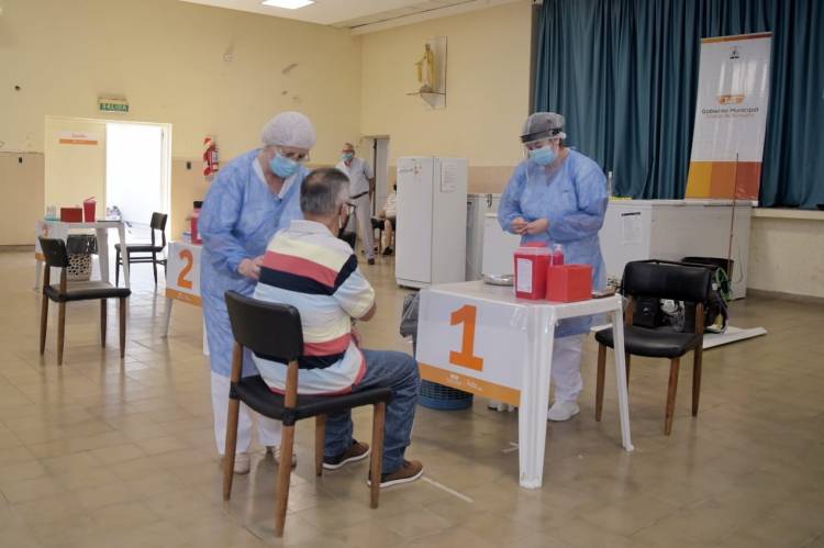 COMENZARON LAS VACUNACIONES A LOS MAYORES DE 70 AÑOS QUE CONTABAN CON TURNO