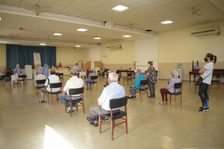 2089 VECINOS DE ARROYITO YA RECIBIERON LA VACUNA CONTRA EL COVID-19 Y EL MUNICIPIO RECIBIÓ HOY 340 NUEVAS DOSIS