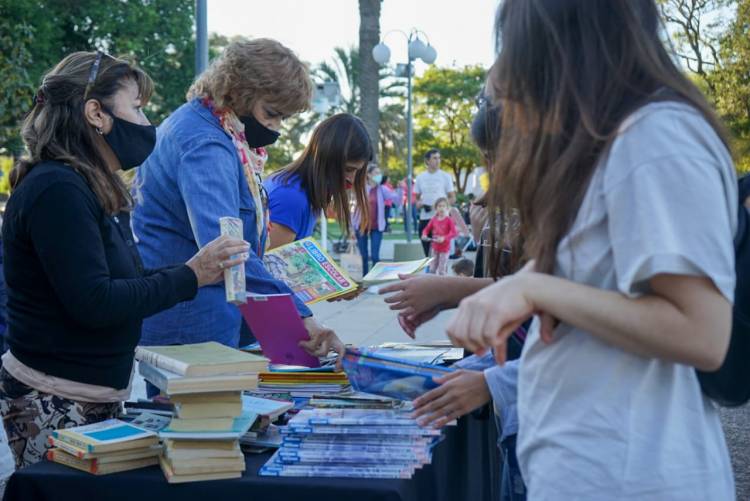 CON GRAN CONVOCATORIA LA BIBLIOTECA POPULAR MUNICIPAL ALMAFUERTE SALIÓ A LA PLAZA