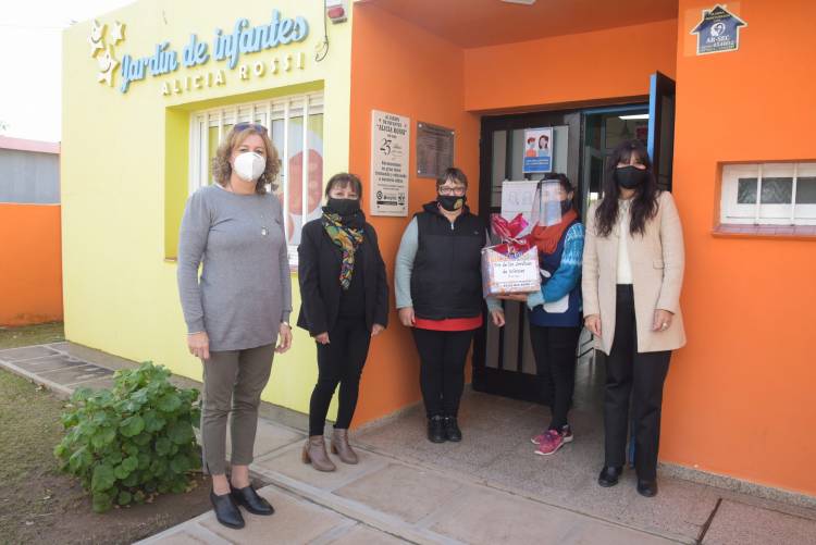 ENTREGA DE PRESENTES PARA LOS JARDINES DE INFANTES