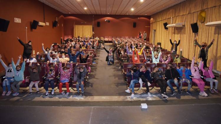 EL GOBIERNO MUNICIPAL LLEVÓ A MÁS DE 80 NIÑOS Y NIÑAS AL CINE EL SÁBADO PASADO