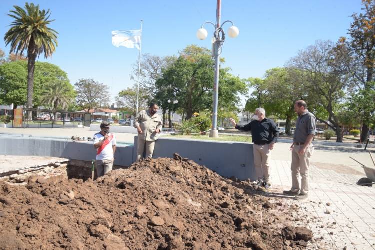 EL MUNICIPIO DE ARROYITO INVIERTE 9 MILLONES DE PESOS PARA LA PUESTA EN VALOR DE LA PLAZA 25 DE MAYO