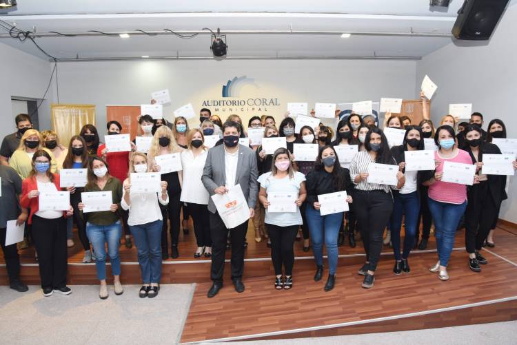 65 VECINOS RECIBIERON SU CERTIFICADO DEL CURSO DE ORATORIA DICTADO POR LA UNIVERSIDAD DE VILLA MARÍA