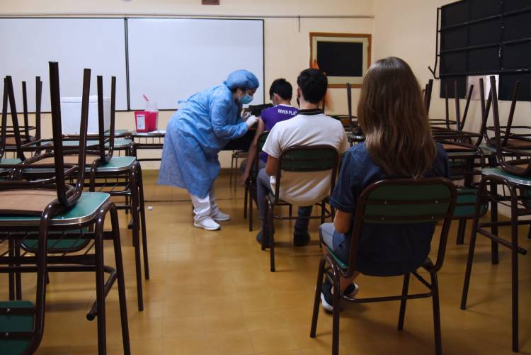 EL MUNICIPIO COLOCÓ MÁS DE 300 DOSIS DE VACUNAS CONTRA EL COVID EN LAS ESCUELAS SECUNDARIAS DE LA CIUDAD