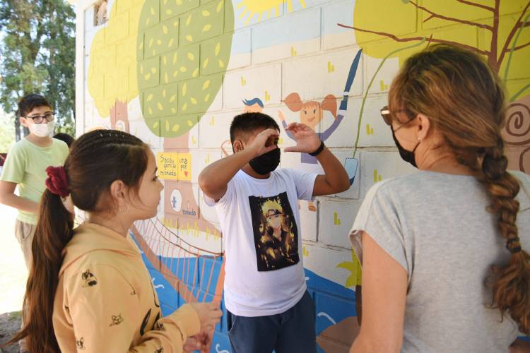 REPRESENTANTES DEL CONSEJO DE NIÑOS Y NIÑAS INAUGURARON UN MURAL DISEÑADO POR ELLOS, PARA EL BALNEARIO MUNICIPAL