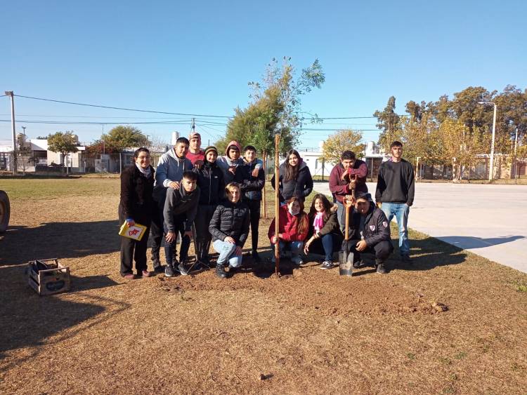 JORNADA DE PLANTACIÓN EN LA ESCUELA IPEM 329