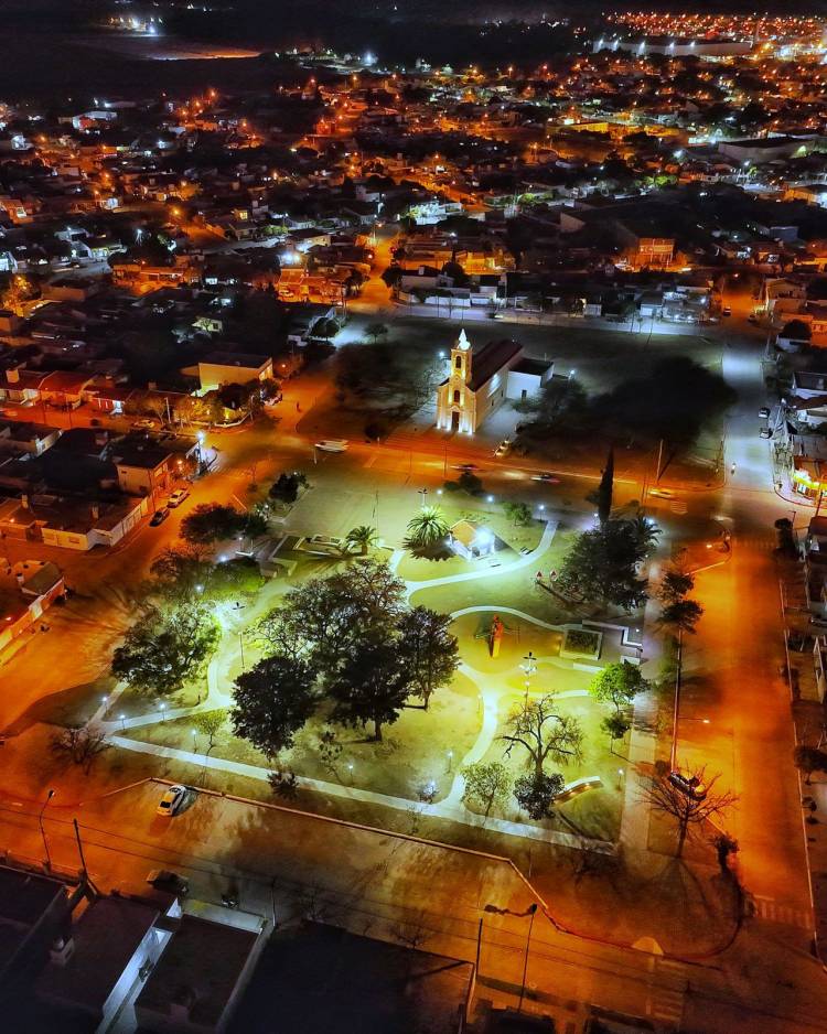 NUEVAS LUMINARIAS EN LA PLAZA JOSÉ IGNACIO URQUÍA