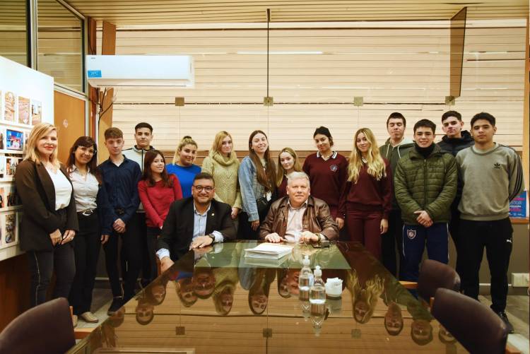 ESTUDIANTES VELEZANOS COMENZARON SUS PASANTÍAS EN EL MUNICIPIO
