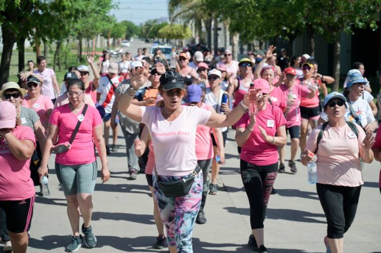 ARROYITO CAMINÓ POR LA LUCHA CONTRA EL CÁNCER DE MAMA