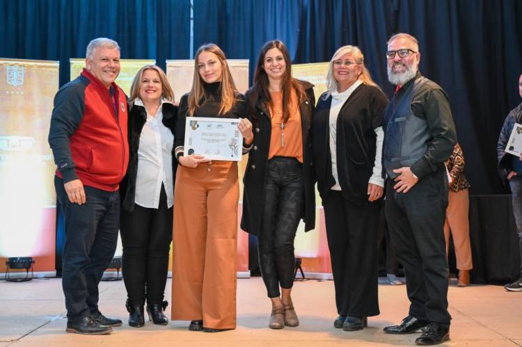 ARROYITO BRINDÓ UN JUSTO HOMENAJE A LOS PIONEROS DE LA RADIODIFUSIÓN DE LA CIUDAD